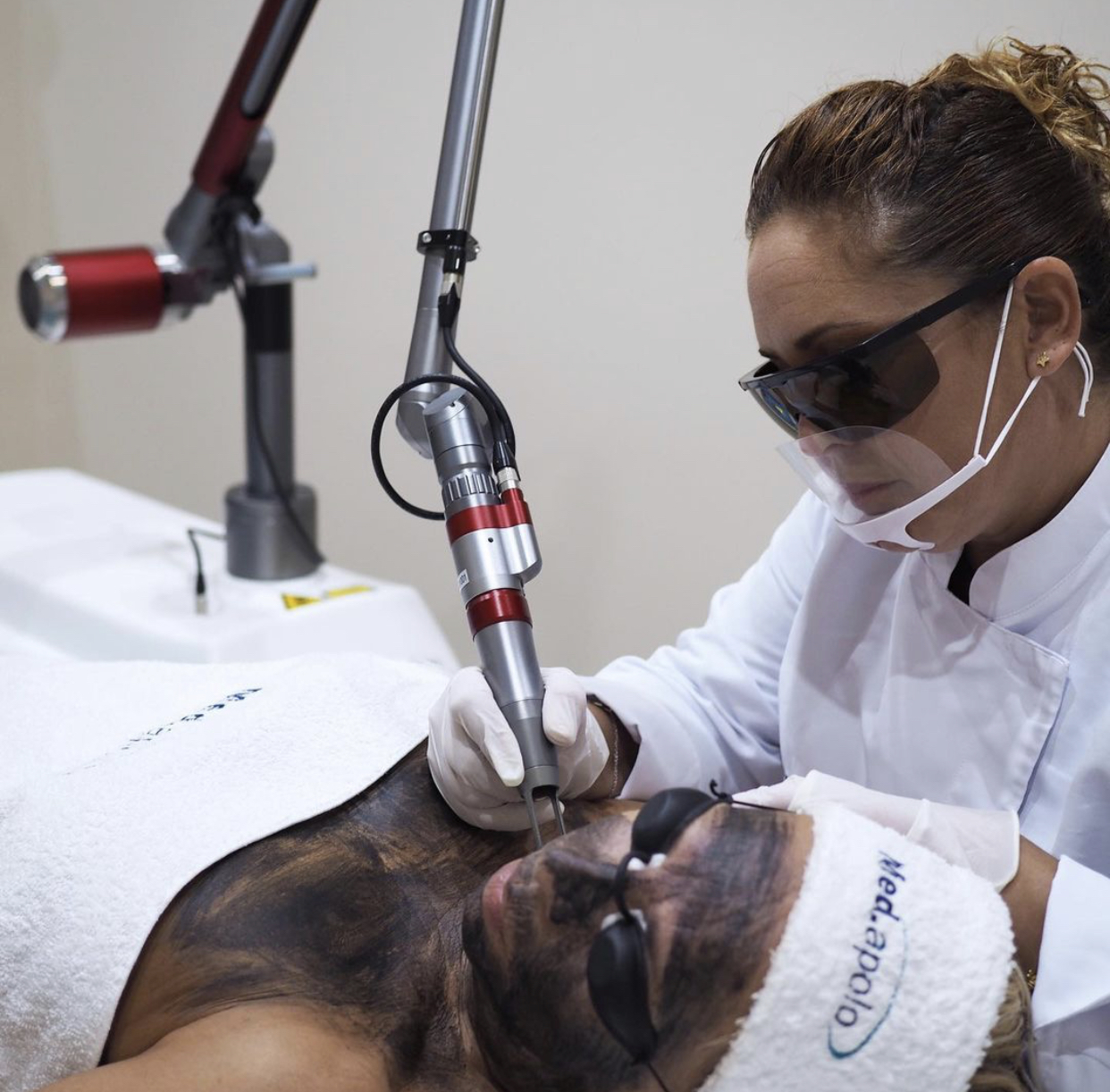¿Cuál es el cuidado posterior para la extracción del tatuaje con láser?